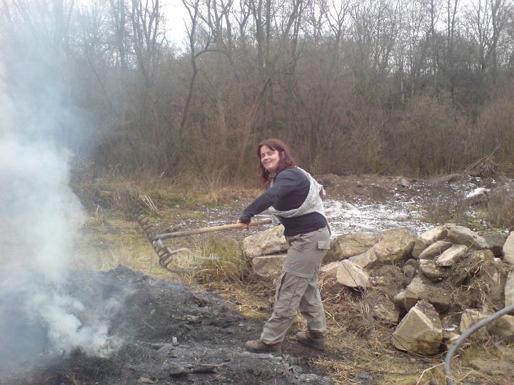 snad půl hodiny jsme hledali vidle spadnuvší do ohniště...